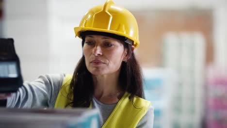 Mujer-Caucásica-Adulta-Trabajando-En-Almacén.