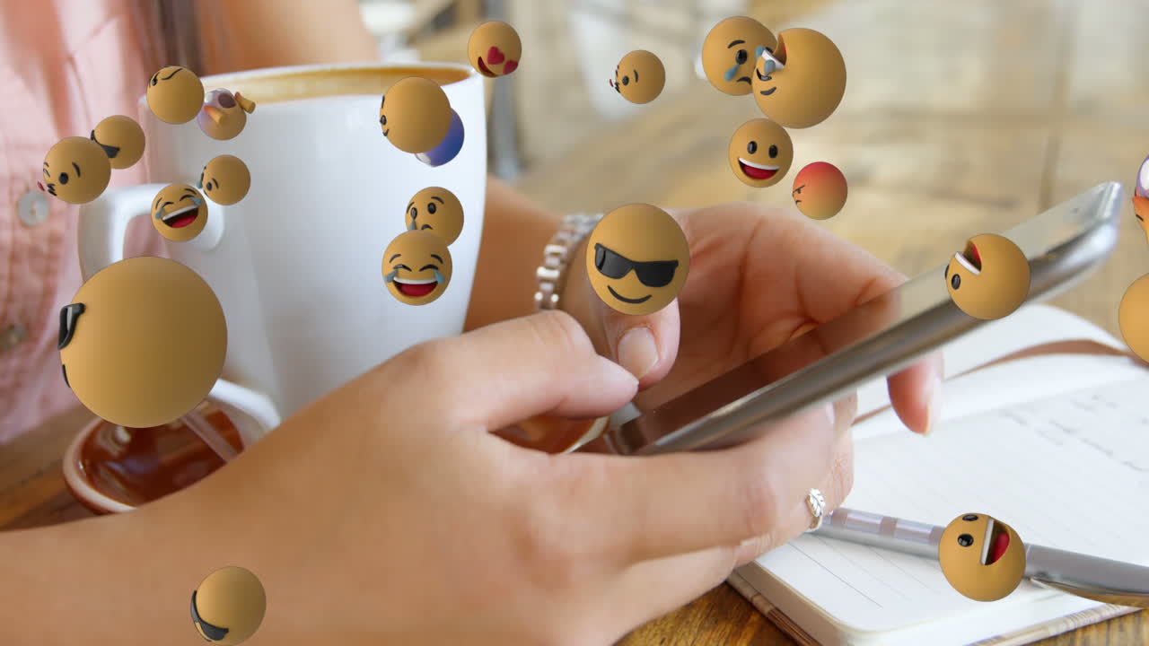 iconos de emoji con una mujer usando un teléfono inteligente en el fondo 4k