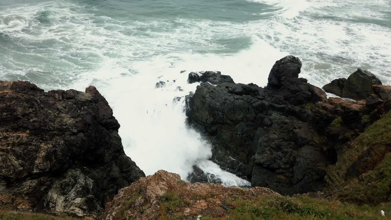 olas blancas rompiendo contra el acantilado en la playa del faro, port macquarie, australia, vista desde arriba - tiro de ángulo alto