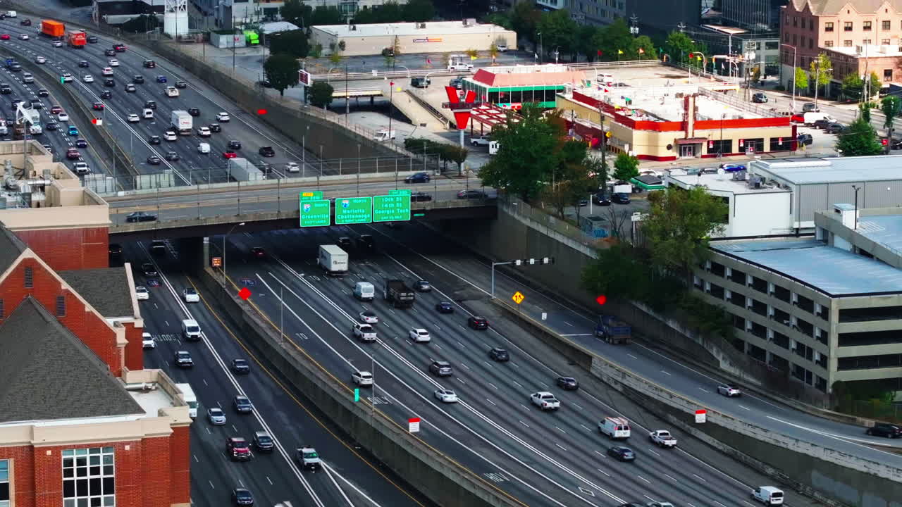 도시의 넓은 고속도로에서 무거운 교통의 높은 각도 시각