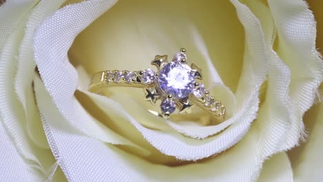 un hermoso anillo de oro de diamantes brillantes.