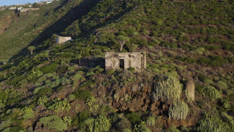 edificio abandonado en un parque natural en tenerife, españa