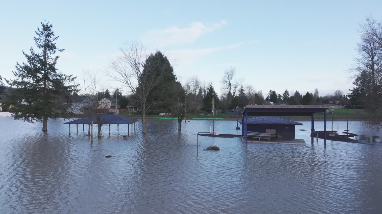 Argine rotto lungo il fiume White, con conseguenti inondazioni nei quartieri di Pacific, nello Stato di Washington, USA
