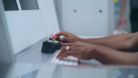 operador que utiliza el panel de control y la computadora