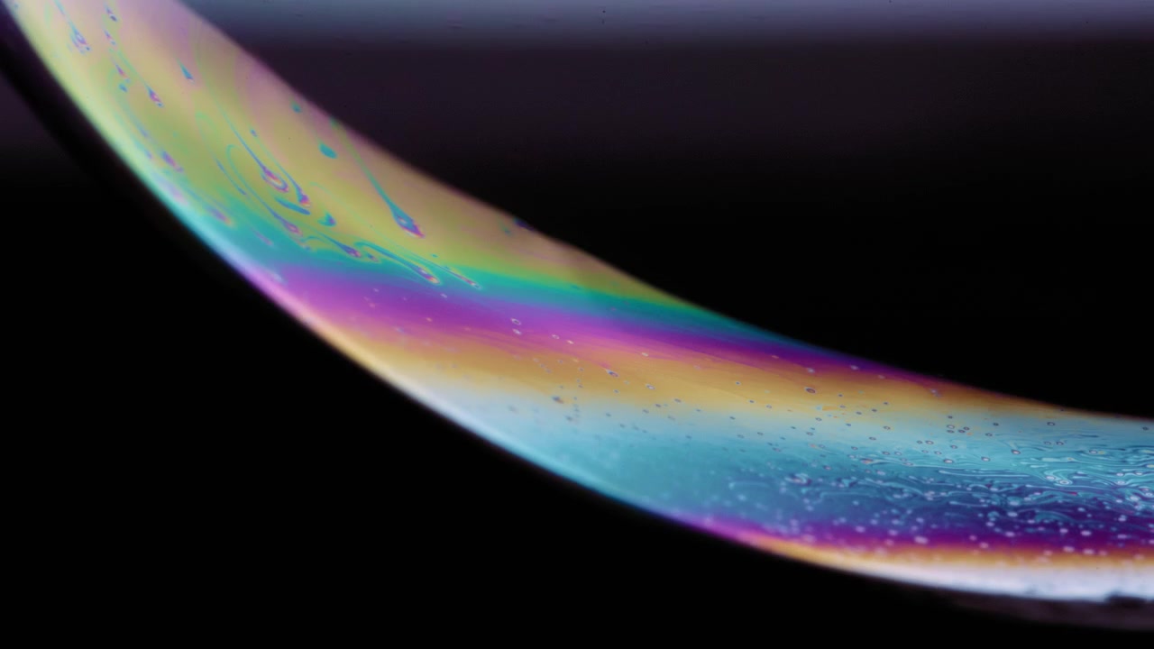 Bolla di sapone che scompare nell'oscurità.