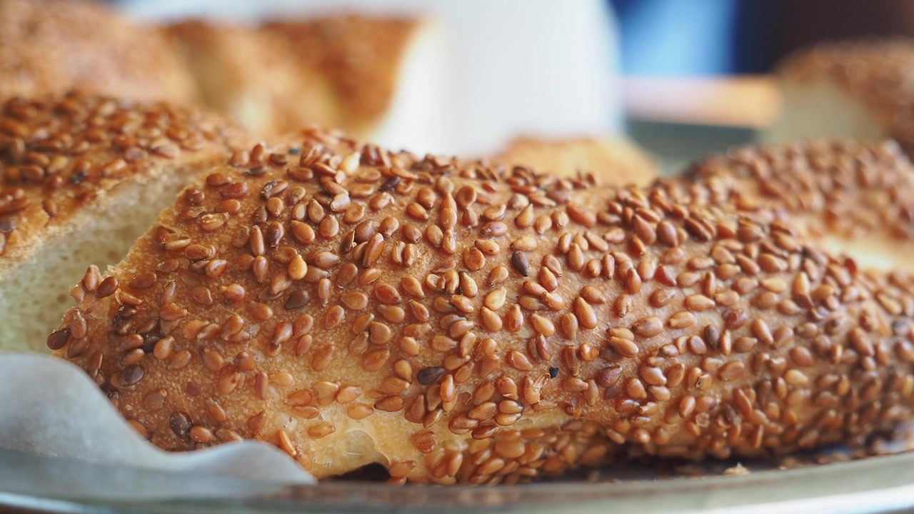 Simit turco appena sfornato con semi di sesamo