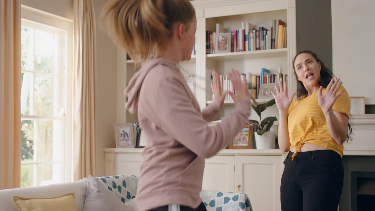 멋진 십대 소녀들이 집에서 춤을 추고 가장 친한 친구들이 재미를 즐기고  ⁇ 키 댄스 동작을 즐기고 주말에 집에서 4k를 축하합니다.