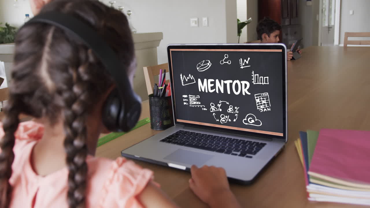 estudiante biracial teniendo clase en una llamada de video portátil con texto de mentor en cámara lenta