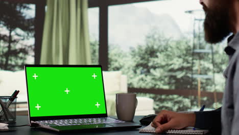 el hombre de negocios rico mira la pantalla verde en la computadora