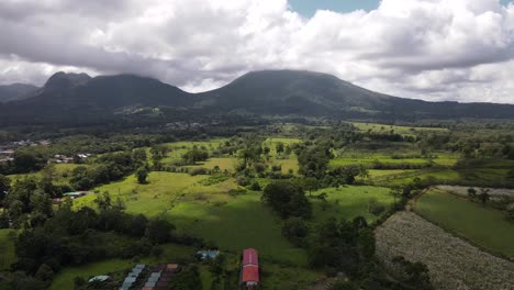 Slow-aerial-pull-in-camera-movement-towards-gigantic-Mountain-range-in-La-Fortuna