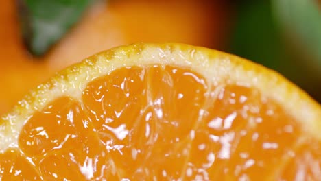 un pedazo de mandarina madura gira lentamente.
