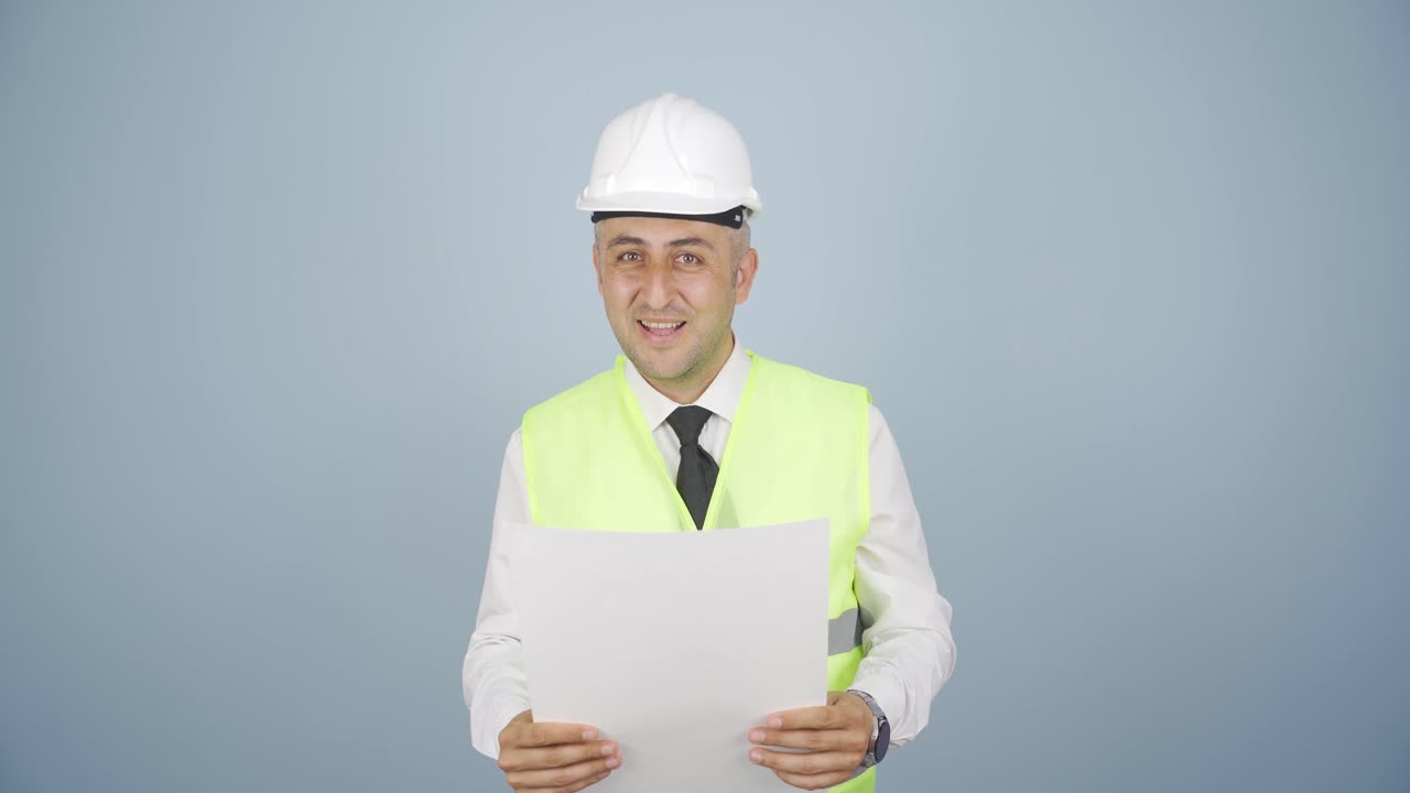 el ingeniero que tiene el proyecto se ríe.