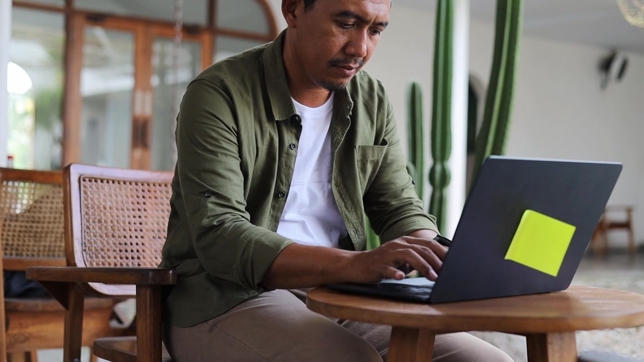 Uomo asiatico, seduto mentre digita sul laptop, affari con lavoro da remoto per startup. Imprenditore maschio, web design e computer con email per piano web, idea per sviluppo creativo