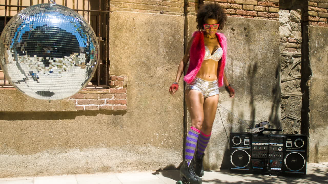 mujer de patinaje sobre ruedas baila y patina afuera en un entorno urbano