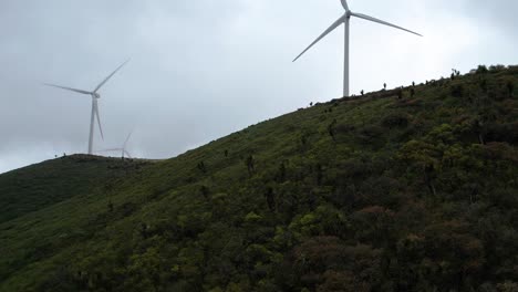 Imágenes-Aéreas-De-Molinos-De-Viento-O-Aerogeneradores-Trabajando-En-Las-Montañas-Ventosas-De-México.