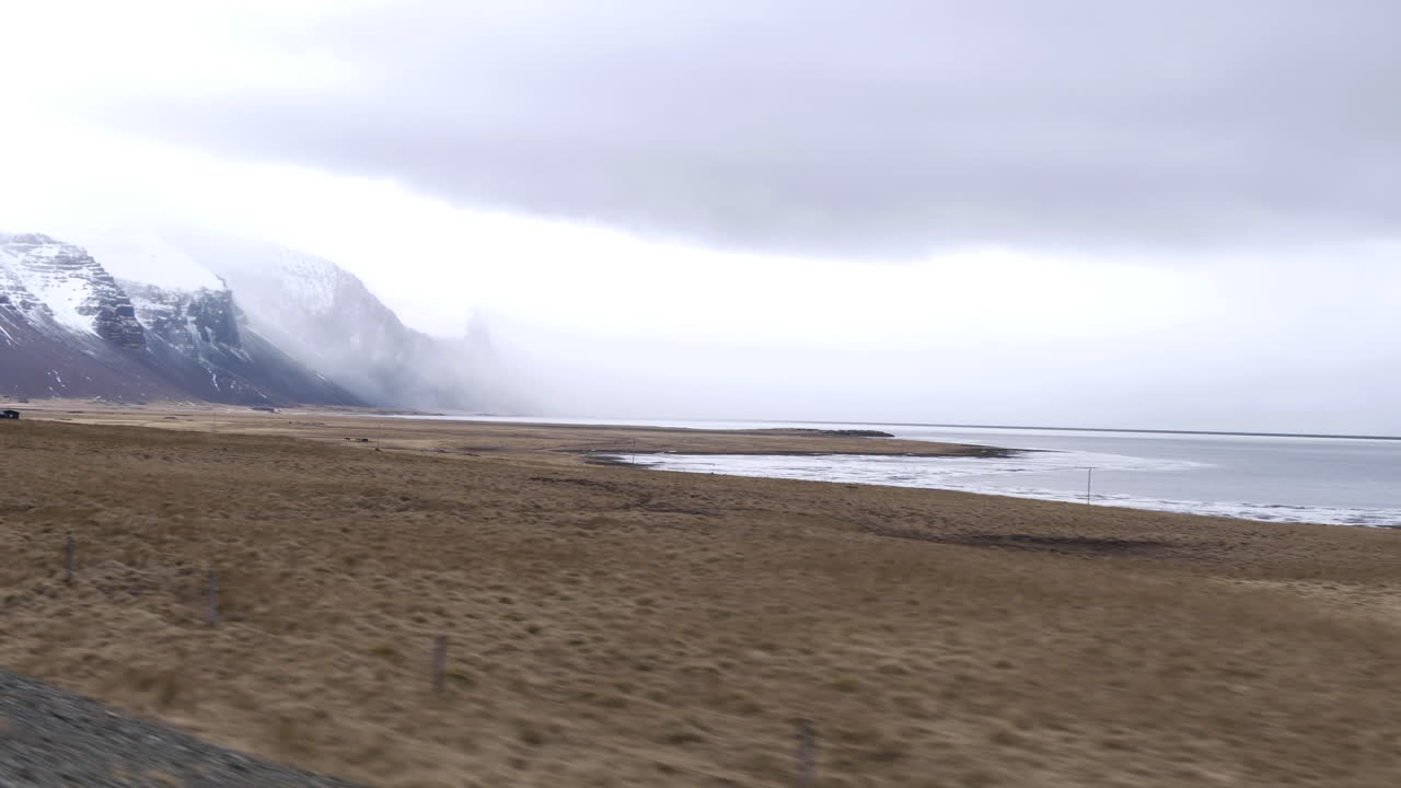 escénica carretera vacía en cámara lenta de islandia