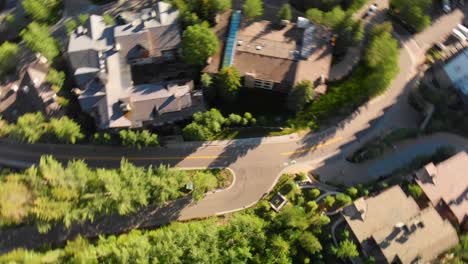 Aerial-rotating-shot-of-vail-city-houses-and-trees-in-the-city