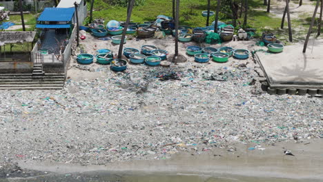 disparo aéreo de drones de basura lavado en una playa después de una tormenta