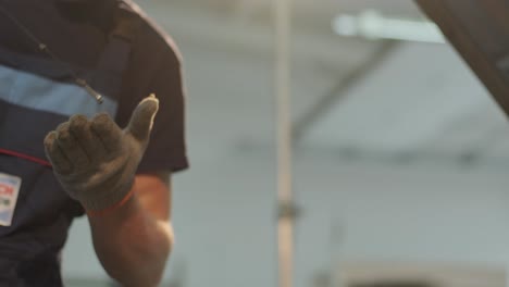 comprobación del aceite del automóvil en el motor. concepto de salud y mantenimiento del automóvil. primer plano