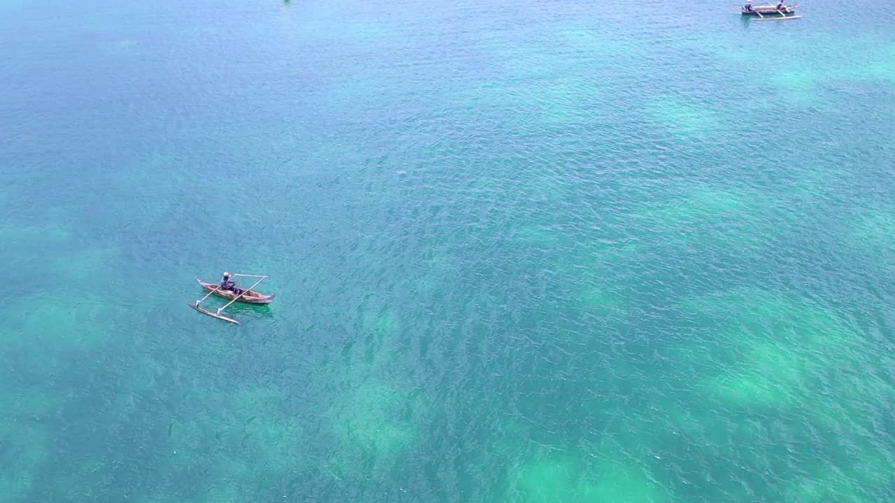 마다가스카르 인도양에서 작은 낚시 도우의 공중 회전 샷