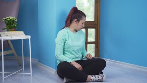 La-Mujer-Sentada-Junto-A-La-Pared-Mira-Su-Billetera-Vacía.-En-Bancarrota.