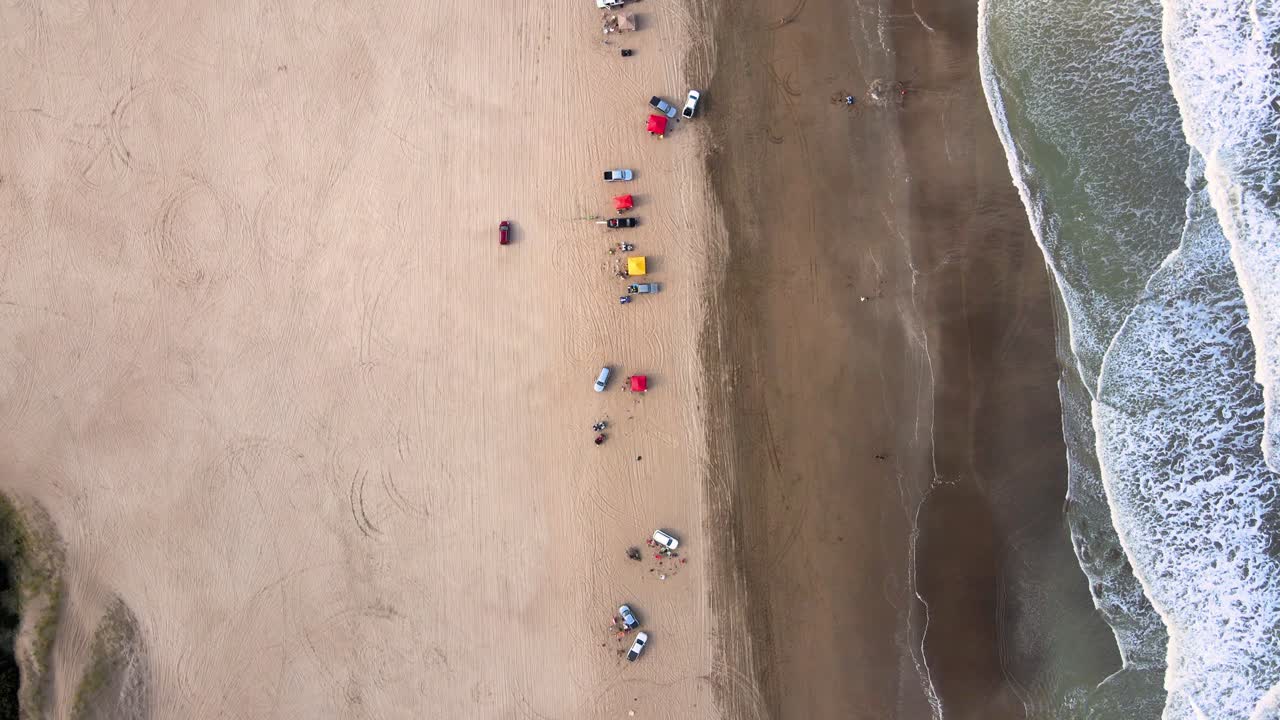 자동차를 따라 아르헨티나 카릴로에서 위에서 해변의 드론 샷
