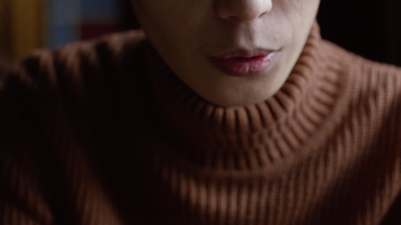 hombre leyendo el libro sagrado