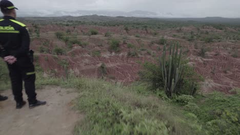 Retroceso-Sobre-El-Desierto-De-La-Tatacoa-En-Columbia-Con-Gente-De-Pie-En-La-Colina