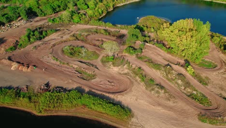 Un-Hombre-Monta-Una-Motocicleta-En-Una-Pista-Grande,-Vista-Superior