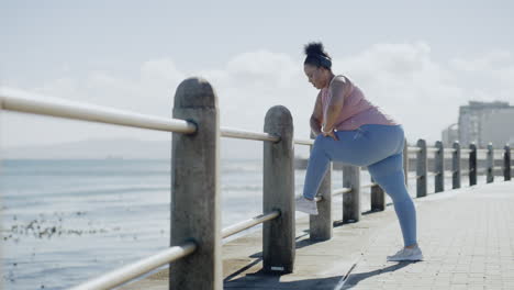 Una-Mujer-Con-Sobrepeso-De-Talla-Grande-Estirando-Las-Piernas-Para