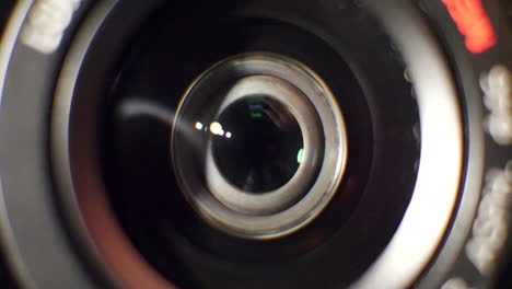 primer plano macro de una lente de cámara de cine pasando por su distancia focal y enfocando