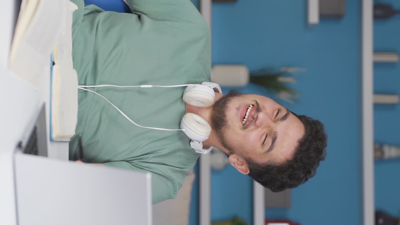 vídeo vertical de un estudiante mentalmente enfermo que no se siente bien.