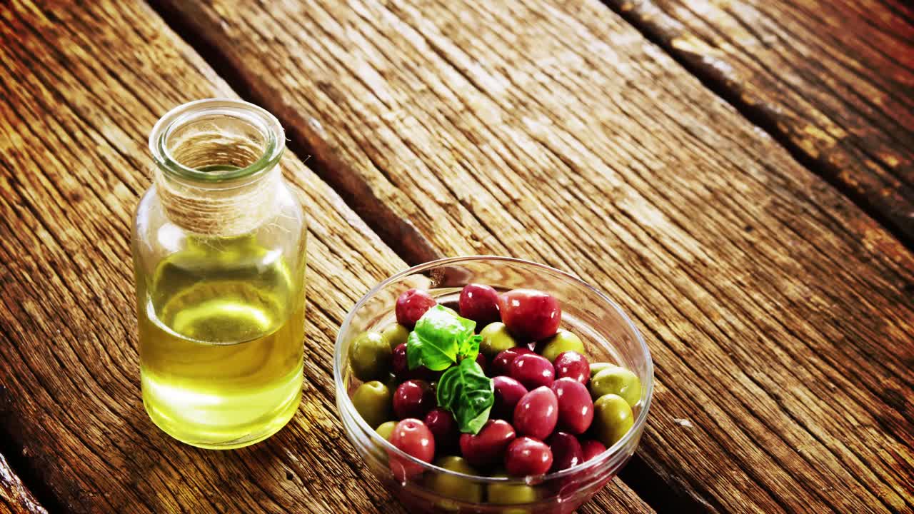 cuenco de aceitunas y aceite de oliva