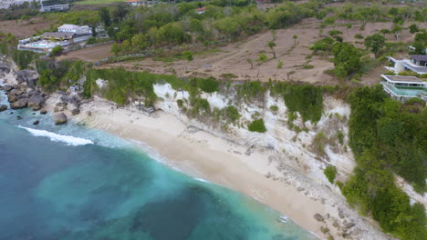 Speditionsdrohne-Und-Curving-Kamera,-Um-Das-Hill-Resort-Auf-Bali,-Indonesien,-Einzufangen