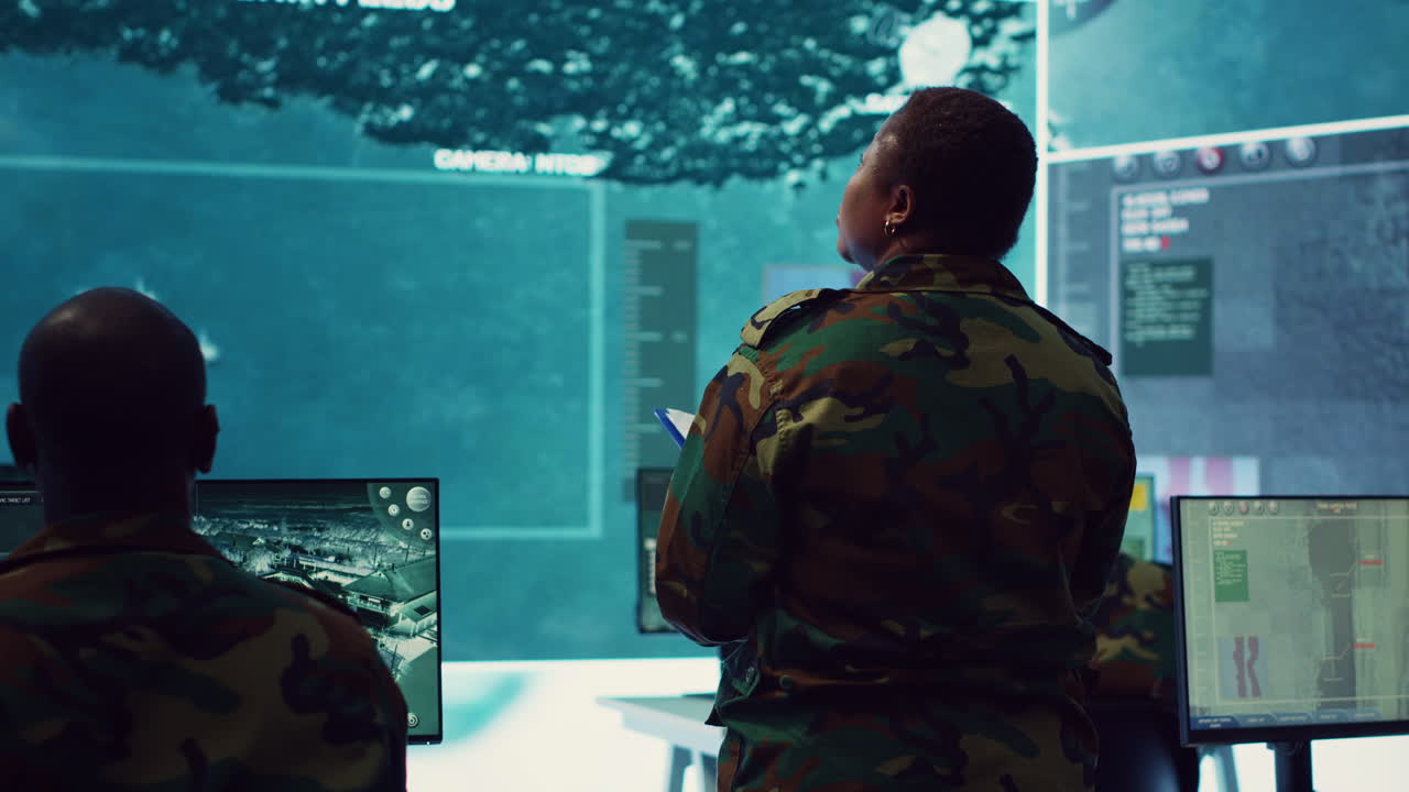 una mujer coronel manejando una operación especial con grandes datos en la sala de monitoreo.