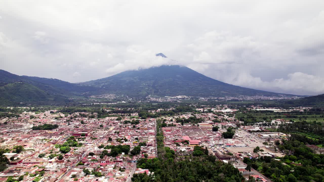 Luftvideo viser den harmoniske sameksistens mellem byliv og den uberørte natur omkring Guatemala.
