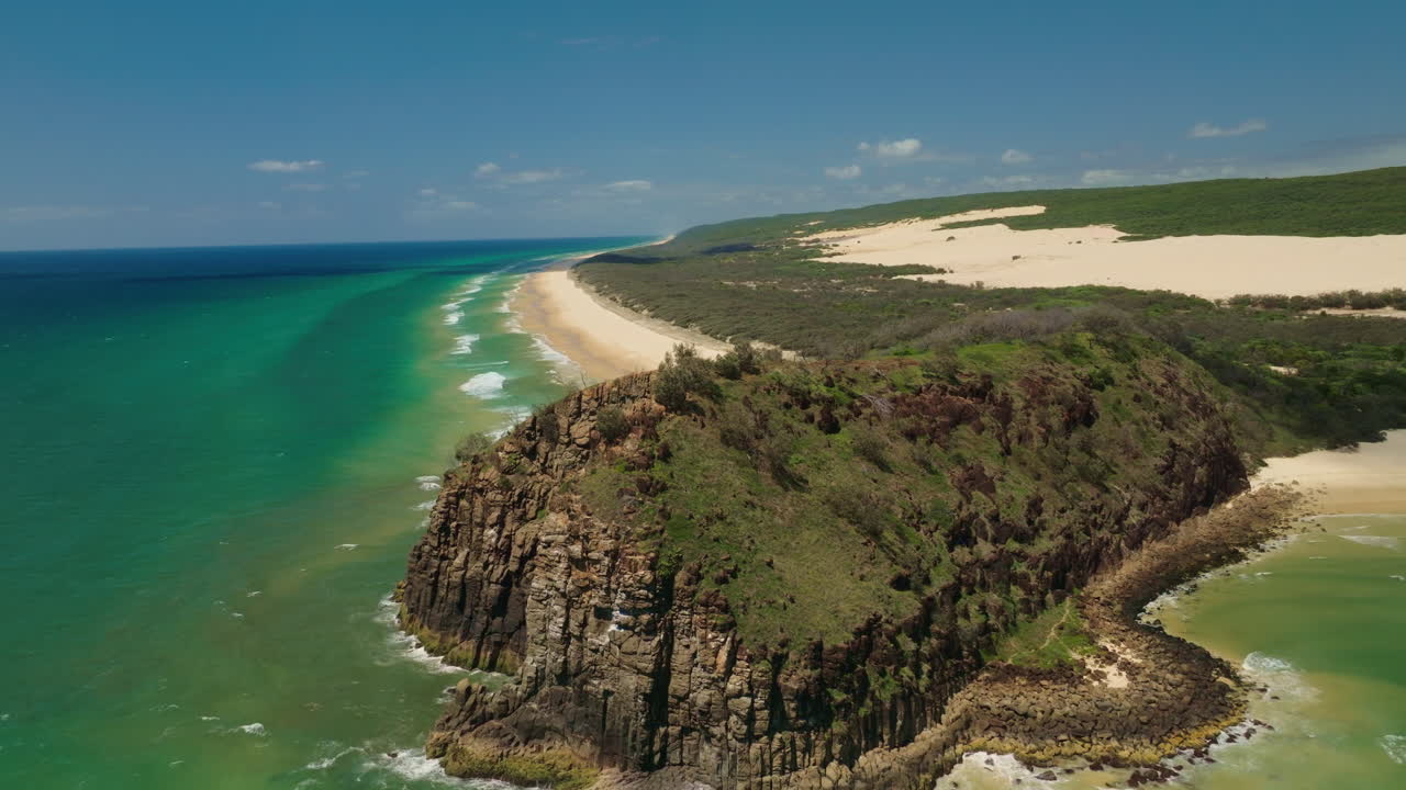 Rock Coast Indian Head, onde sulla spiaggia, duna di sabbia, KGari Sand Fraser Island, Australia, video 4K con drone