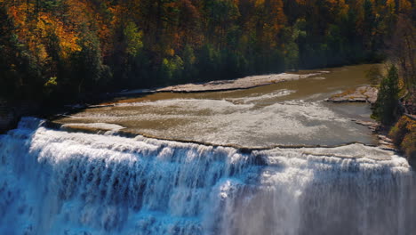 cascada en un bosque en el parque estatal letchworth