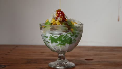 bebida de arroz glutinoso cendol dawet, que está salpicado con azúcar de palma dulce