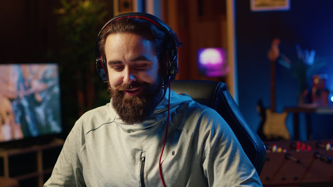 un jugador profesional emocionado ganando un concurso de esports durante la transmisión en vivo con la audiencia