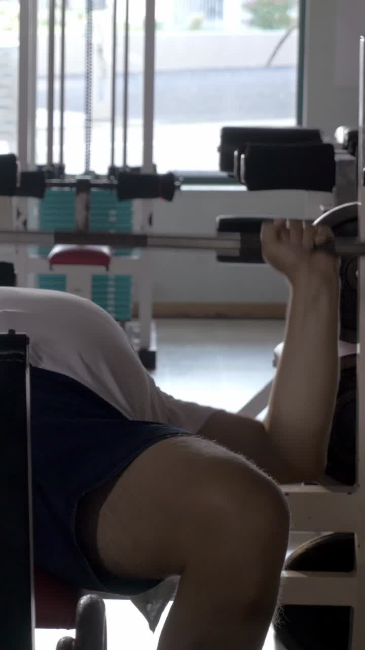 Pria Melakukan Latihan Bench Press di Gym