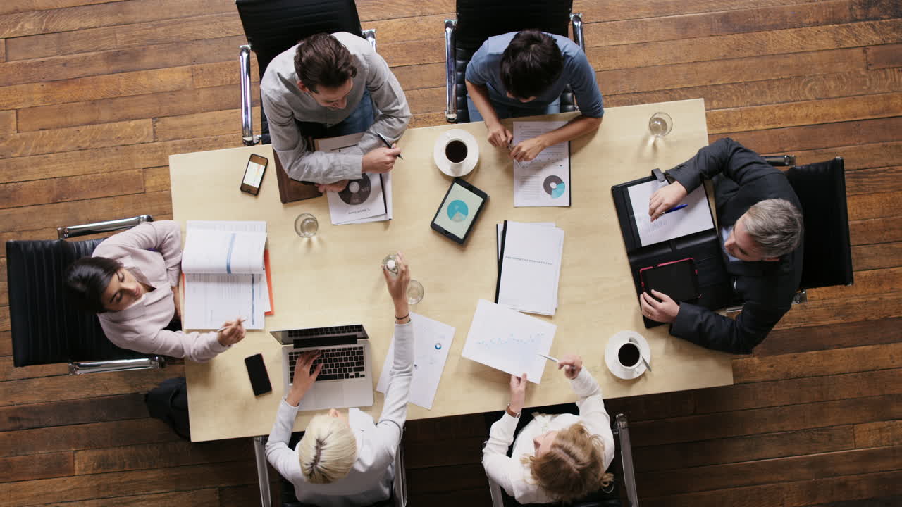 el departamento de finanzas se mantiene al tanto de las cosas