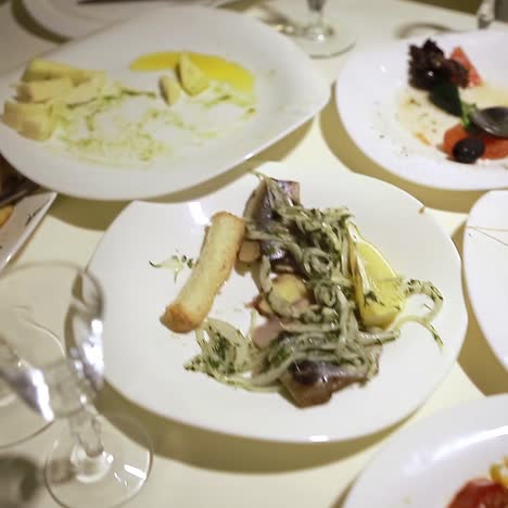 platos sucios en la mesa de comida