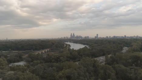 Philadelphia,-Pennsylvania-Skyline-Von-Nordwestlich-Der-Stadt-2