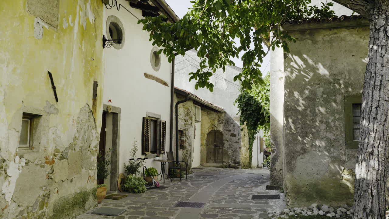 Incantevole vicolo di un borgo italiano
