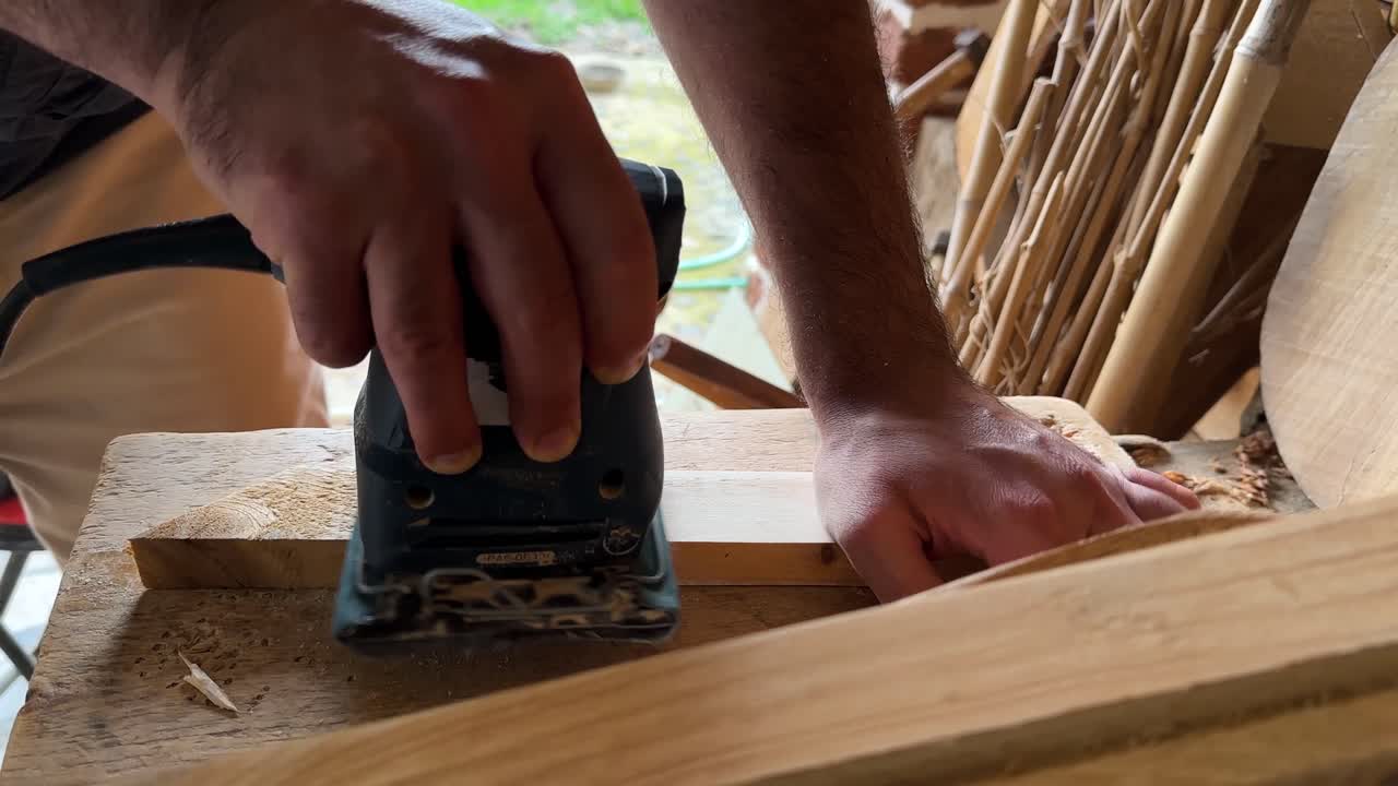 carpintería doméstica madera trabajo plano tabla para barnizar superficie de madera pulir herramientas de presión manual en taller hecho a mano irán campo casa rural vista panorámica de la fabricación de marcos artesanales decorativos de madera hecha por el hombre