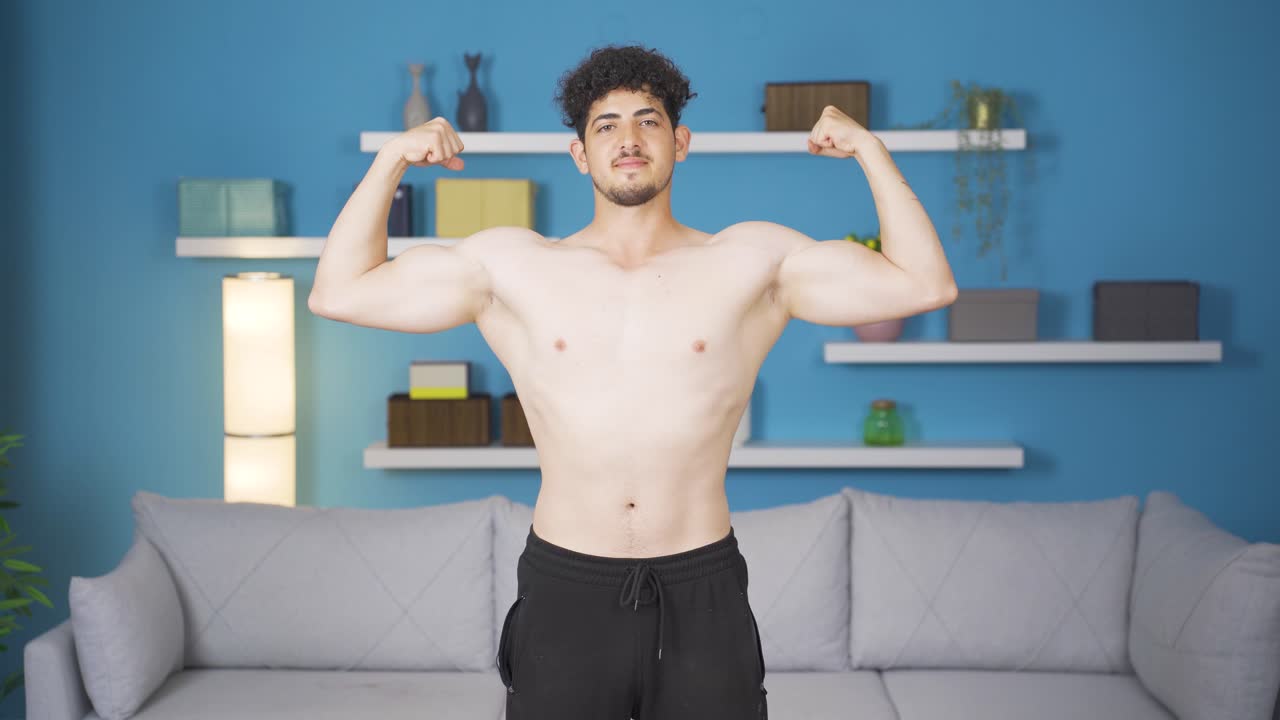 스포츠맨이 카메라를 쳐다보고 자신의 몸을 쳐다보고 건강한 라이프 스타일