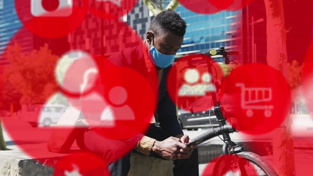 다중 코로나19 세포가 아프리카계 미국인 남성을 향해 떠다니며 스마트폰을 사용하여 얼굴 마스크를 착용합니다.