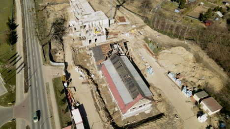 sitio de construcción vacío de arriba hacia abajo con grúa de construcción, antena