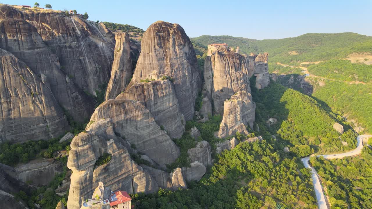 메테오라, 그리스, 항공의 사암 봉우리와 수도원의 회전 전망